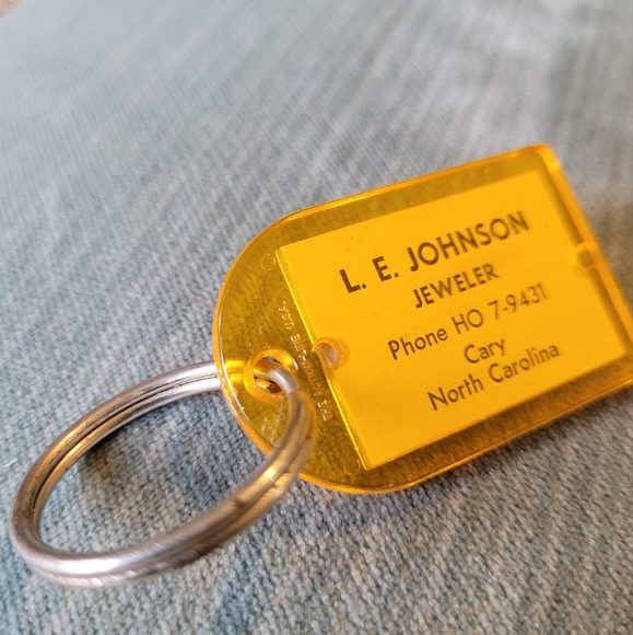 Picture Changing Keychain - Lady Changing Clothes Jewelry Store Ho Phone Cary NC - Picture 5 of 12